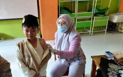 Kegiatan Bulan Imunisasi Nasional di MI Bina Amanah